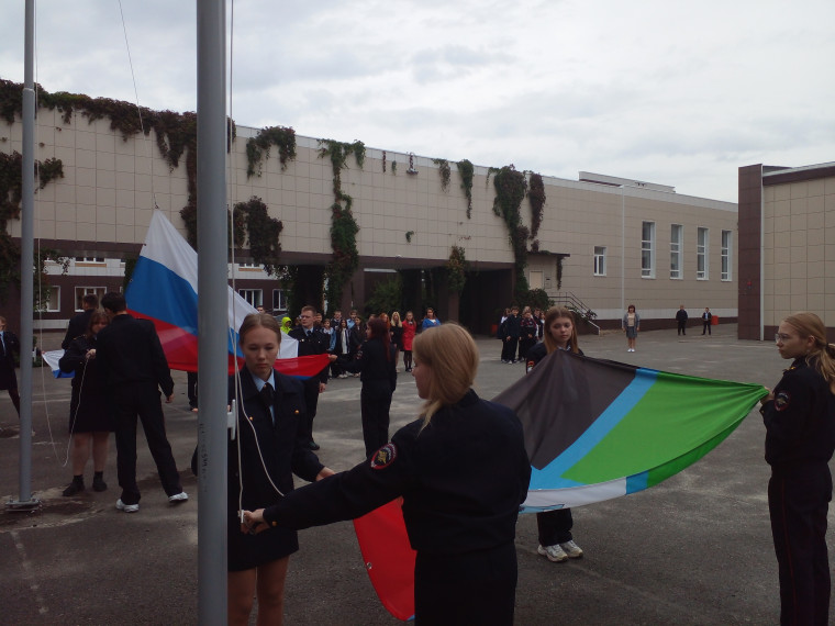 Церемония спуска флага Российской Федерации.
