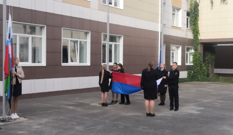 Еженедельная линейка с поднятием Государственного флага РФ.